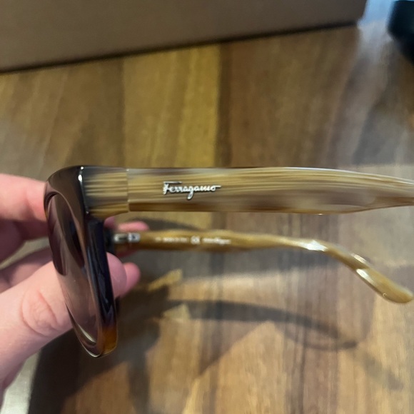 Salvatore Ferragamo sunglasses - Picture 4 of 6